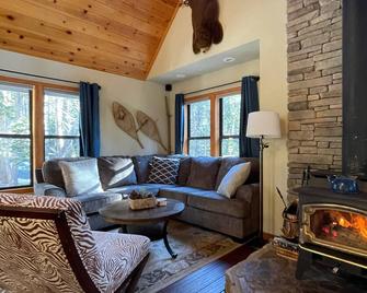 The Snowed Inn at Serene Lakes. Upscale with Hot Tub and Garage Parking! - Soda Springs - Living room