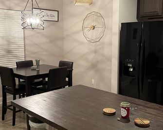 Modern Home near Southern University and BTR airport! - Baker - Comedor