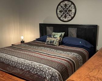 The Grindle Bridge Cabin - Dahlonega - Bedroom