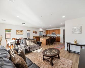 New! Charming Pet-Friendly Getaway In Sunny Beaumont - Beaumont - Obývací pokoj