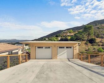 3BR Mountain Retreat with 2 Executive Suites & Scenic Views Sleeps 6 - Newbury Park