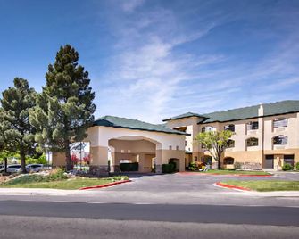 Cash Rewards Inn & Suites - Roswell - Building