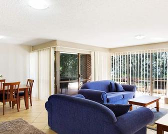 Kamillaroi Walk to restaurants cafes and beach - Nelson Bay - Living room