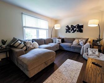 The Cooper Home, Dogs Welcome! - Ephrata - Living room