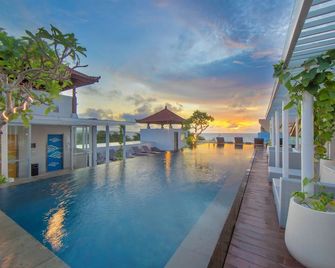 Kuta Beach Hotel - Kuta - Uima-allas
