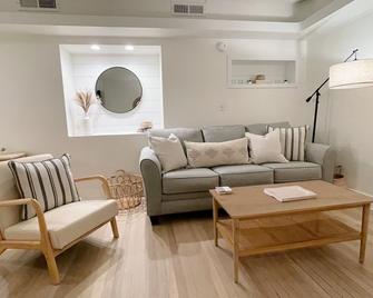 Corner condo at the doorstep of the intercostal waterway and local restaurants! - Wilmington - Sala de estar
