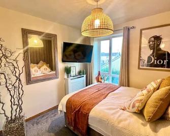 Artistic stunning apartment city view - Londonderry - Bedroom