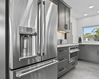 Stunning Poolside Luxury Retreat - Fort Lauderdale