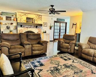 Family friendly Countryside stay! Easy access to Route 66 and I-40 - Clinton - Wohnzimmer