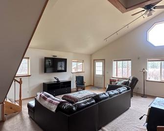 The Halibut House - Gustavus - Living room