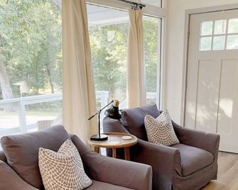 Grand Lake cabin on Monkey Island minutes from Shangri-La w/Hot Tub and Fire Pit - Afton - Living room