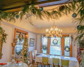 Mathis House, A Victorian Bed & Breakfast and Tea Room at 600 Main - Toms River - Eetruimte