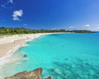 Appartement les pieds dans l'eau à la Baie Nettlé - Marigot - Strand