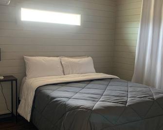 Alturas 1: New Modern 1BR Cabin, Big Windows for Big Mountain Views - Dillon - Bedroom