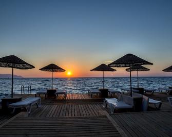 Charisma De Luxe Hotel - Kusadasi - Patio