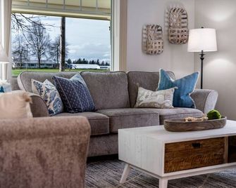 Single Level Country Cottage, New Decor, Huge Yard w/ Farmland Views, 5 Min to Newberg - Newberg - Sala de estar