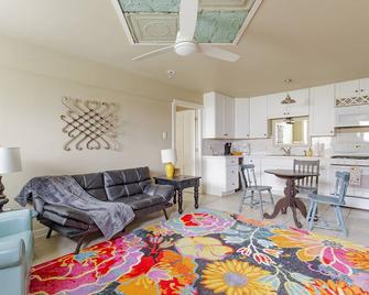 Elm Street Cottage - Seguin