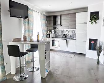 Studio Apartment 'Brigita',parking with gate - Rijeka - Keittiö