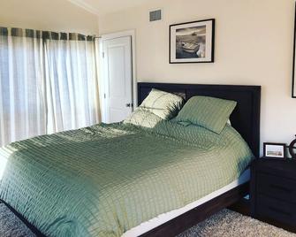 Escape to \'Sea Glass\' - 350 steps from the BEACH - pristine Mansaquan NJ - Manasquan - Bedroom