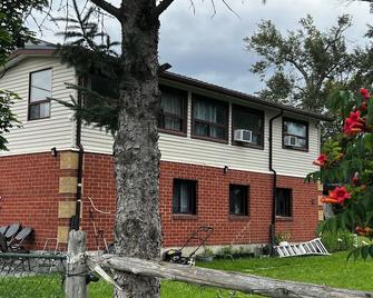 Gorgeous Cozy 5 Bedroom Cottage at Rice Lake! - Roseneath - Building