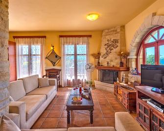 Lovely 4-bedroom villa with a private pool - Stavromenos - Sala de estar