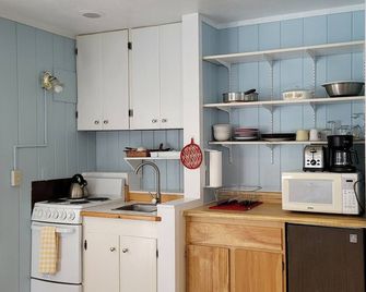 Mendocino Garden Studio #4, Full kitchen - 門多西諾 - 廚房
