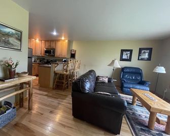 Mountain View Getaway - Livingston - Huiskamer