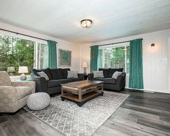 River Overlook right outside Glacier National Park - Hungry Horse - Living room