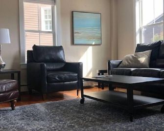 Portsmouth Downtown With A View And Bring Your Dog Too! - Portsmouth - Living room
