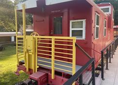 The C&O Caboose at Cantrell Station, Minutes to Fayetteville! - Fayetteville - Edificio