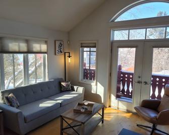 Dragestil Aparthotel | Beach Access | Unit 723-3 - Duluth - Living room