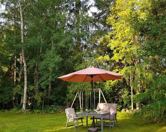 Lovely Spacious Apartment With Free Parking, Charger for electric cars - Sandviken - Patio