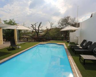 Villa Moringa Guesthouse - Windhoek - Pool