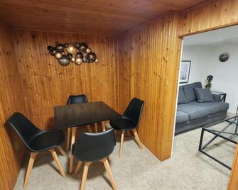 The Weber Suite - Kitchener - Dining room