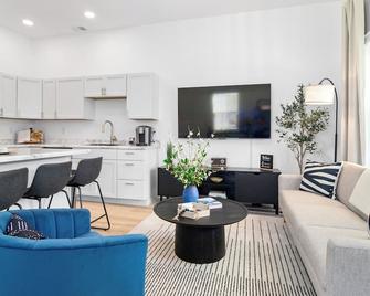 Uptown Haven Walkable Home with Bikes and Firepit near Downtown - Evansville - Living room