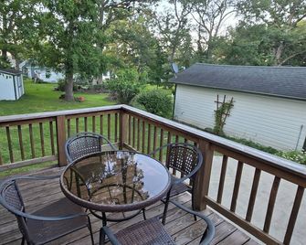 Elena's Lake Cottage - A Cozy Lake Getaway - Lake Geneva - Balkón