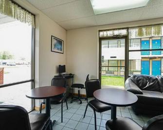 Loyalty Inn Maryville - Maryville - Sala de estar
