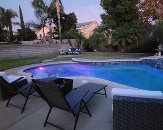 Spacious 3 Bedroom Home with Pool - Fontana - Pool