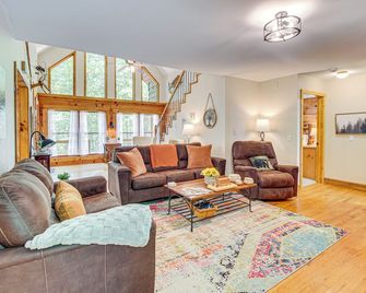 North Georgia Cabin With Hot Tub And Com - Jasper - Living room
