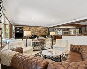\'Villa 700\' Exclusive Private Estate in Palm Springs – Luxurious and Spacious - Palm Springs - Living room