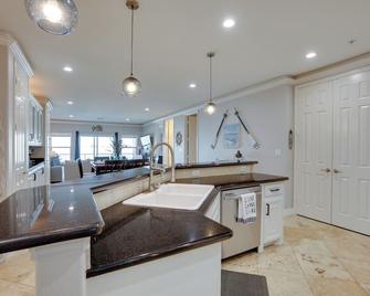 Lake Conroe Waterfront Home Patio and Shared Pool! - Willis - Cocina