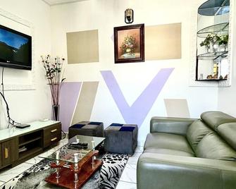 Guesthouse B4 Fustel City Bonamoussadi Santa Lucia - Douala - Living room