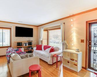 Gardena Vacation Rental 5 Mi to Manhattan Beach! - ガーデナ - リビングルーム