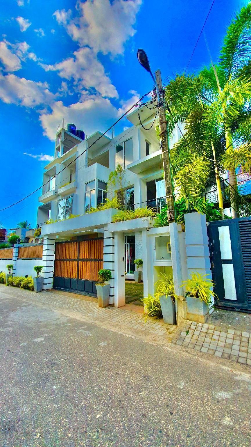 8 بلاس موتلز