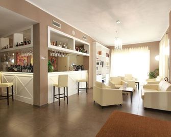 Hotel Margherita - מונטרוסו אל מארה - בר