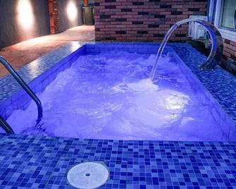 De-Lites Hotel - Asaba - Piscina