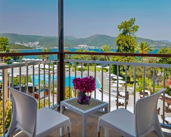DoubleTree by Hilton Bodrum Isil Club Resort - Bodrum - Balcony