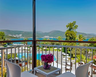 DoubleTree by Hilton Bodrum Isil Club Resort - בודרום - מרפסת
