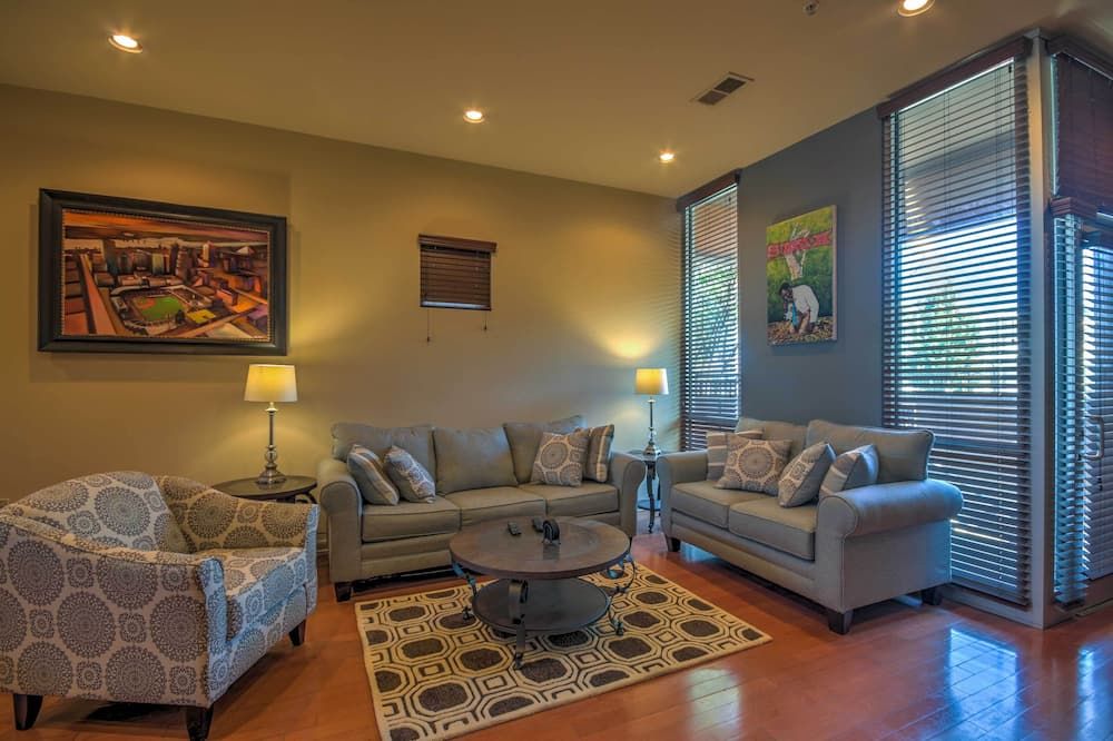 2br 2.5 Ba Memphis Condo - Prime Downtown Location! - ממפיס - סלון