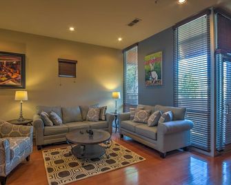 2br 2.5 Ba Memphis Condo - Prime Downtown Location! - ممفيس (تنيسي) - غرفة معيشة